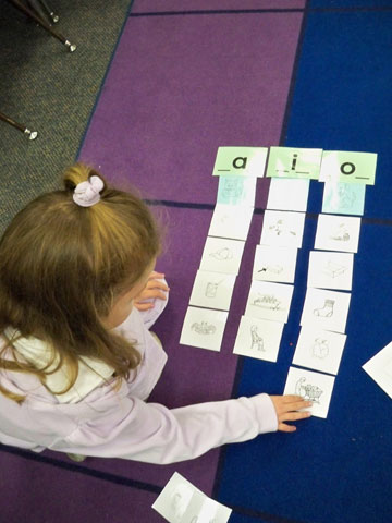 For kids working at DRA levels 1-3, have them do sound sorts. Start with beginning sounds. Then move to ending sounds, Finally students can sort pictures by middle sound, as shown at this pocket chart station.
